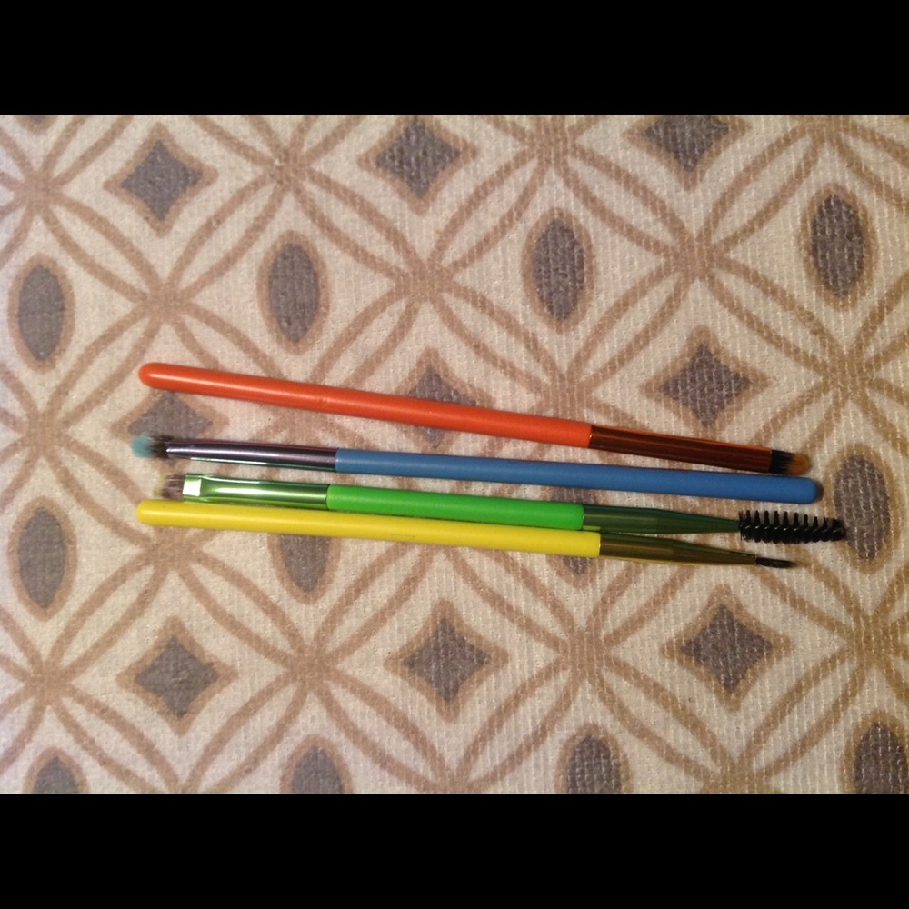 Lavish 4 pic neon brush set never used